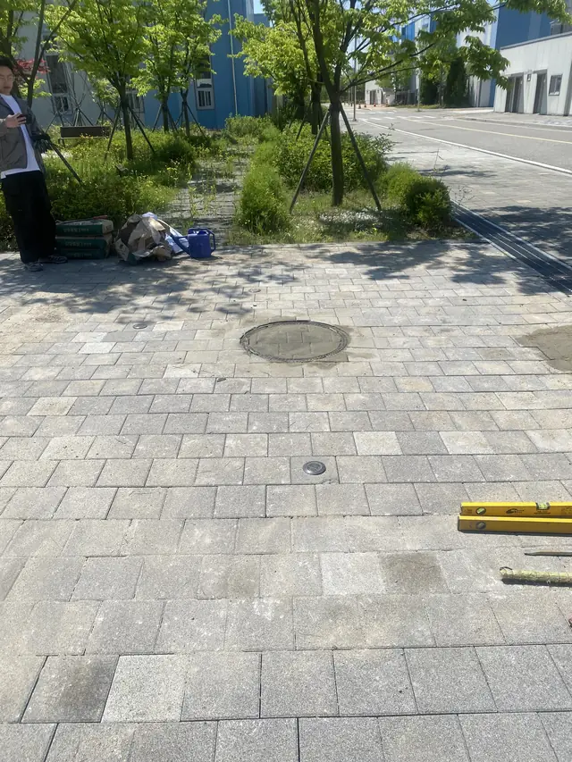 인도블럭 매설물 주변 정리 작업